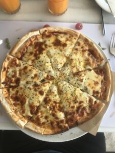 Glutenvrije pizza met Magheritha bij Trattoria in Parga (Griekenland)