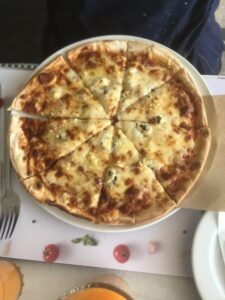Glutenvrije pizza met vier kazen bij Trattoria in Parga (Griekenland)